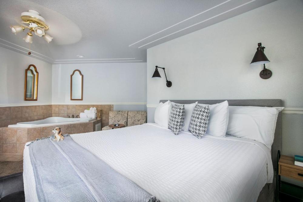 King Junior Suite with Fireplace and Jacuzzi interior