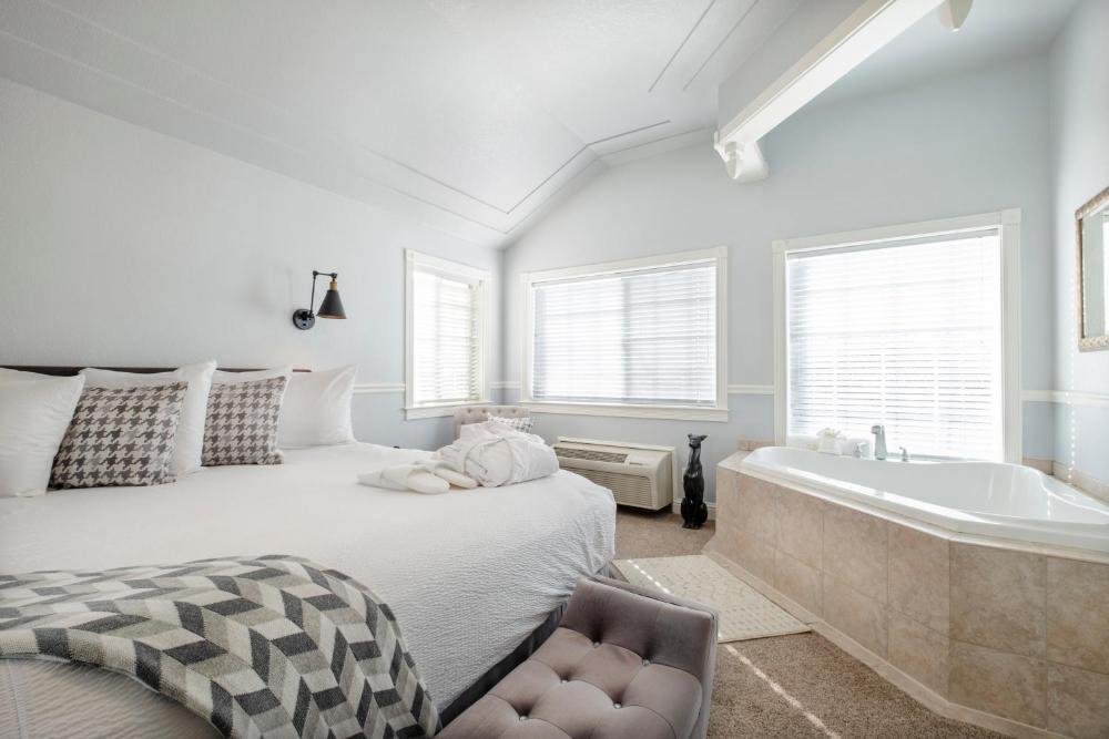 King Deluxe with Jacuzzi interior