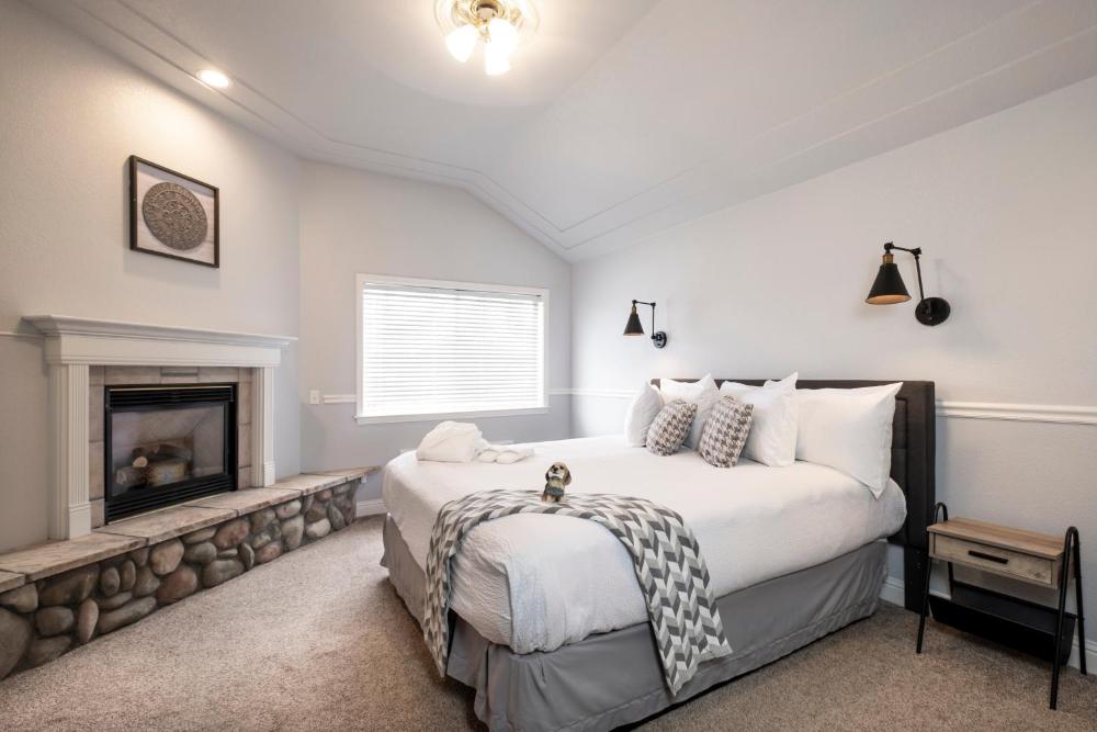 King Deluxe with Fireplace interior